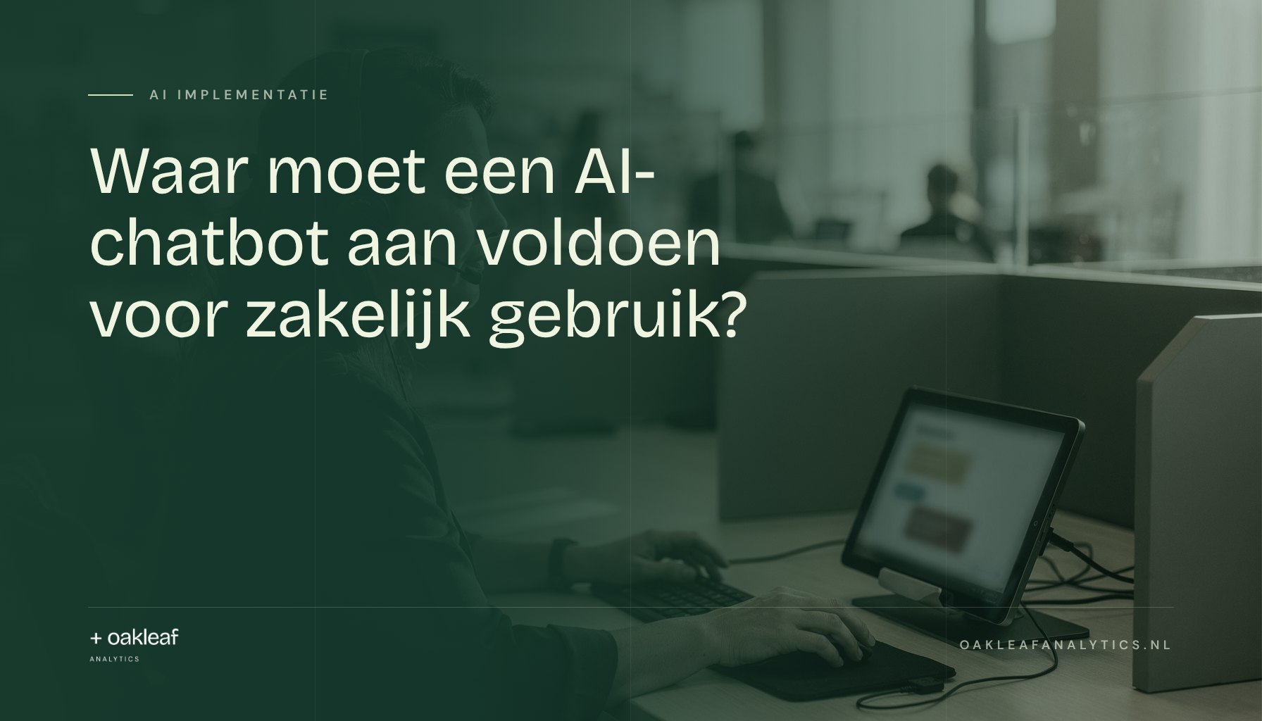 Waar moet een AI-chatbot aan voldoen voor zakelijk gebruik?; Een bankmedewerker met headset neemt aan haar bureau een klantgesprek over, met een tablet naast zich.