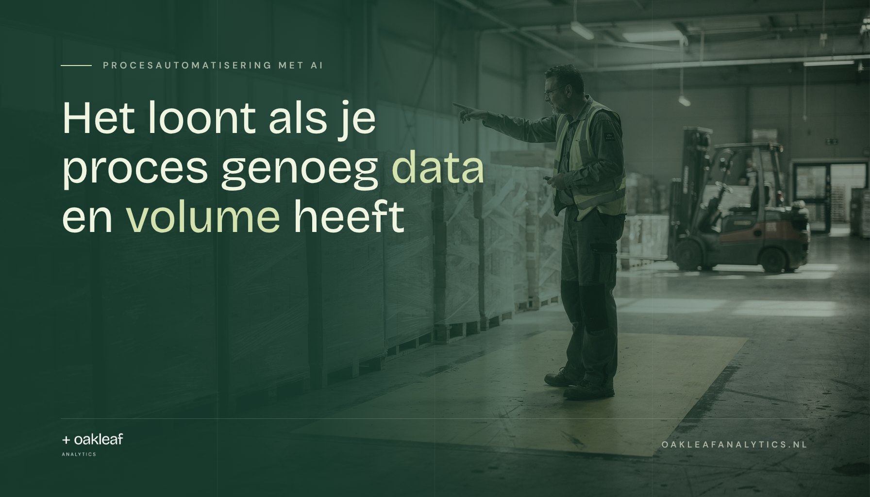 Het loont als je proces genoeg data en volume heeft; Planner in een fabriekshal wijst naar een pallet die apart van de andere zendingen bij de expeditie staat