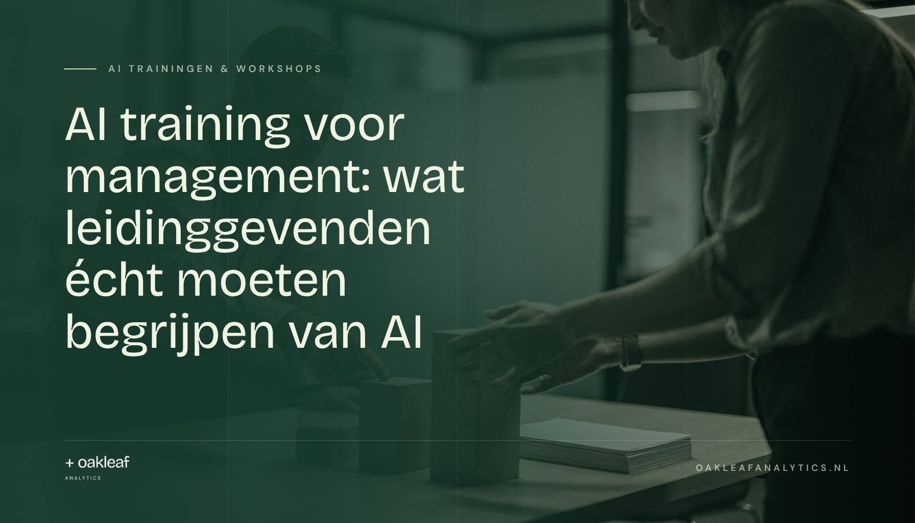 AI training voor management: wat leidinggevenden écht moeten begrijpen van AI; Een leidinggevende luistert in een vergaderruimte naar een trainer die met eenvoudige blokken een besluit uitlegt