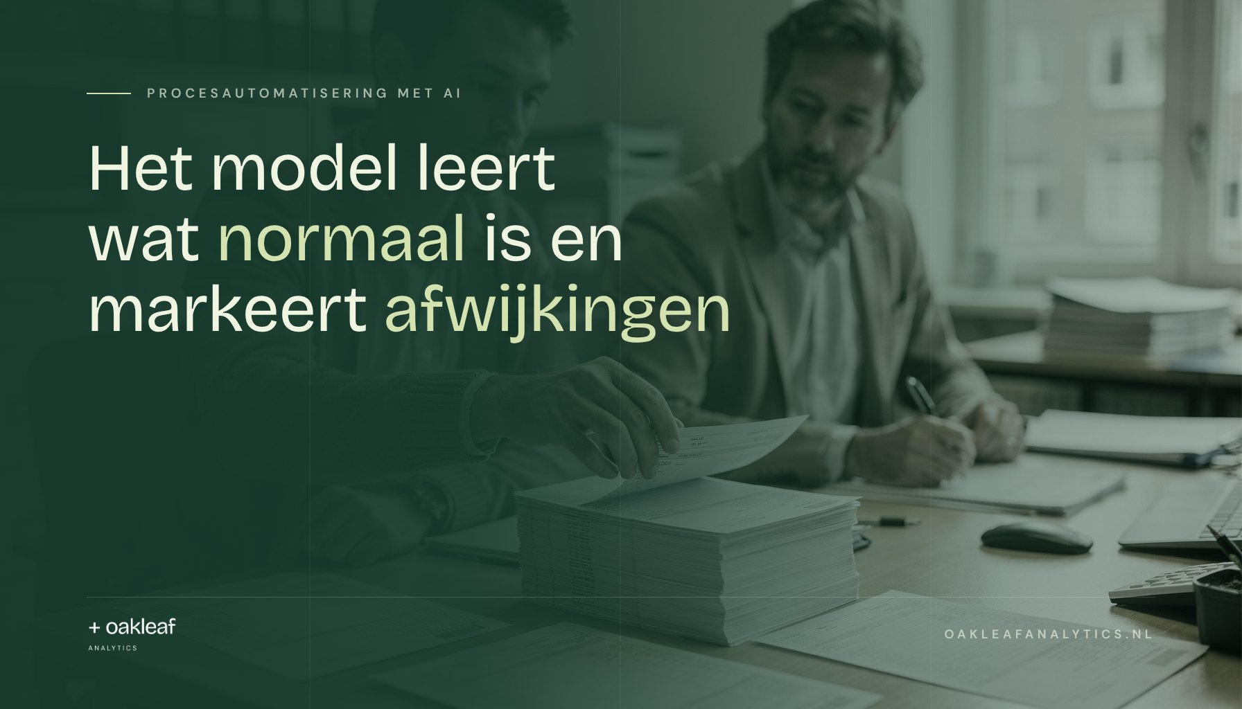 Het model leert wat normaal is en markeert afwijkingen; Twee accountants halen één factuur uit een gelijkmatige stapel om die apart te controleren