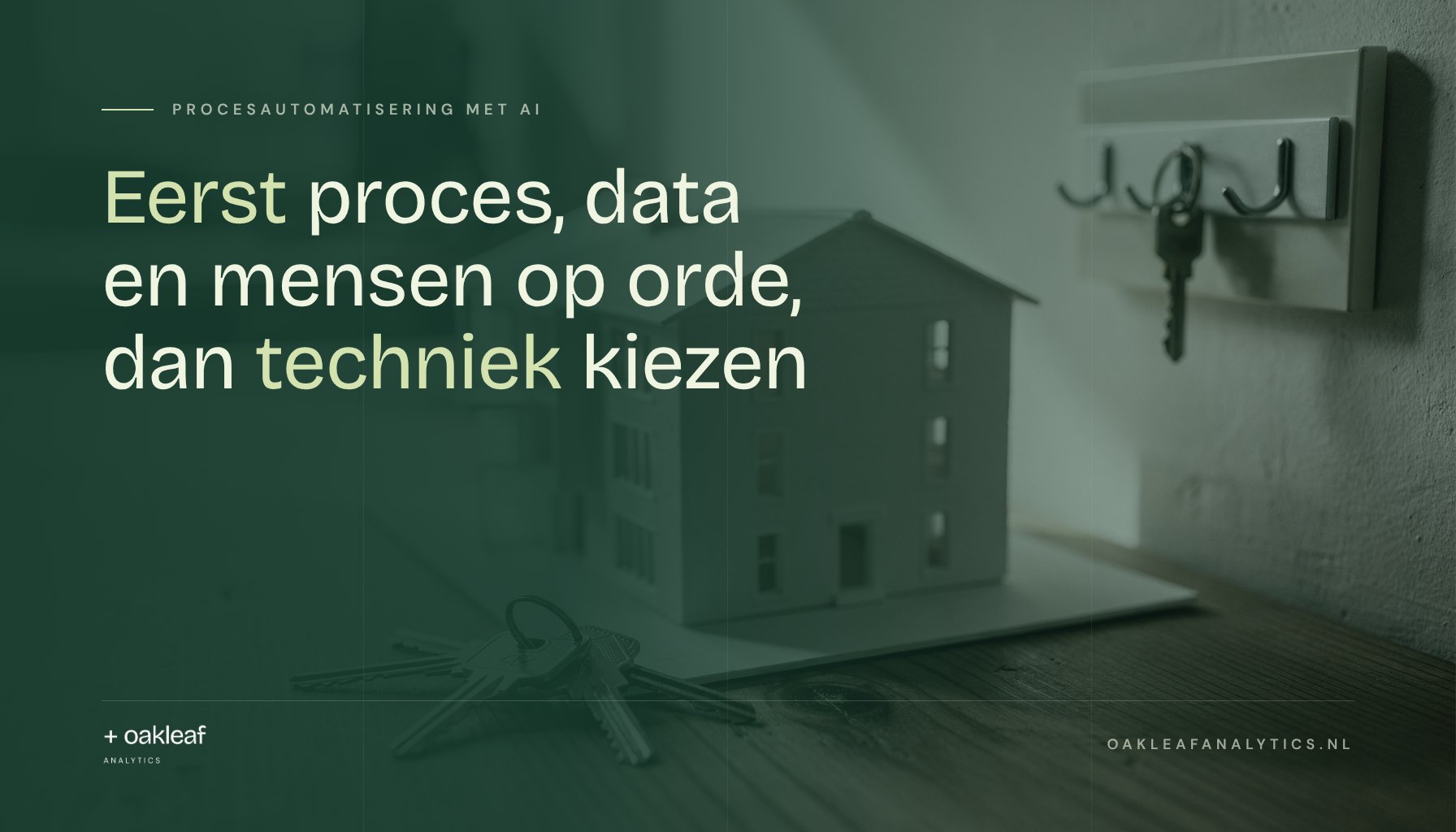 Eerst proces, data en mensen op orde, dan techniek kiezen; Sleutels en een maquette van een woonblok op een bureau in een vastgoedkantoor, met één sleutel al aan het haakje