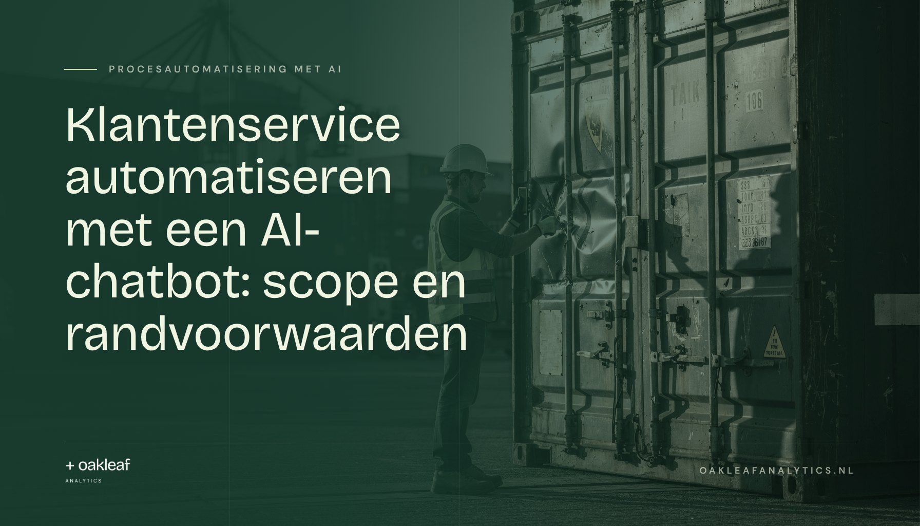 Klantenservice automatiseren met een AI-chatbot: scope en randvoorwaarden; Havenmedewerker fotografeert met zijn telefoon de beschadigde hoek van een container op de terminal