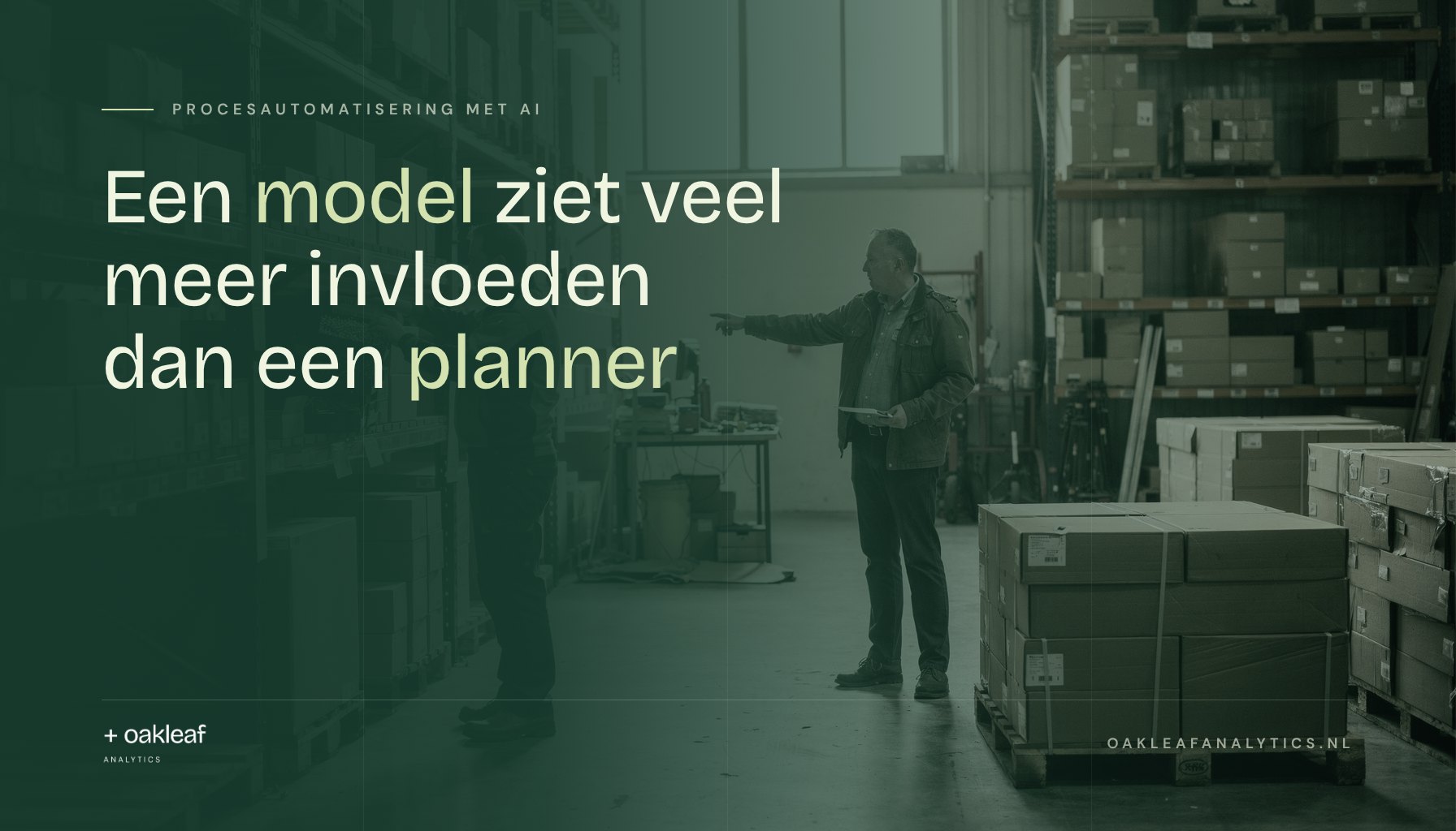 Een model ziet veel meer invloeden dan een planner; Een magazijnmedewerker en een planner bekijken de voorraad in een gangpad van een technische groothandel