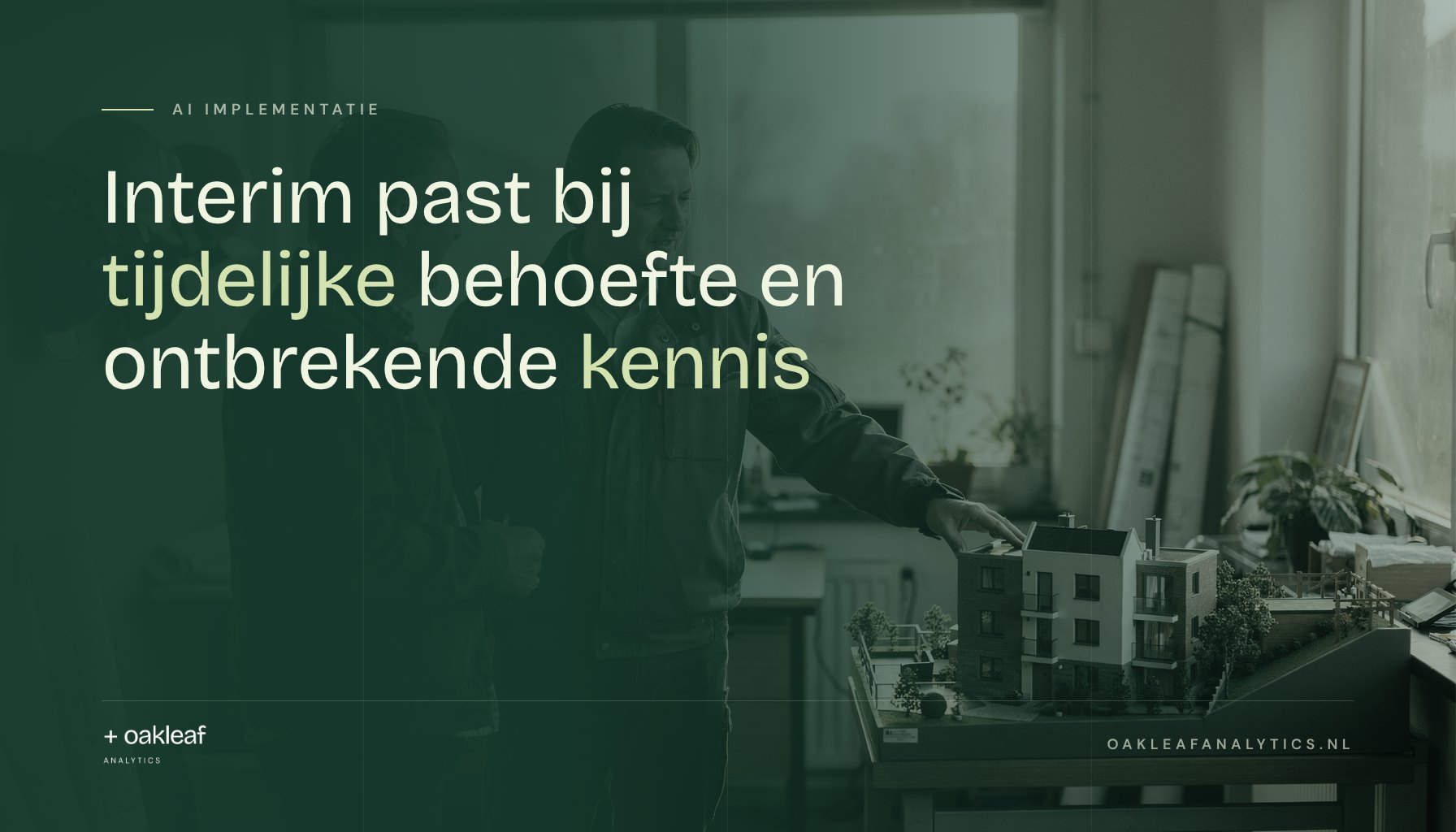 Interim past bij tijdelijke behoefte en ontbrekende kennis; Projectleider in een bouwbedrijf legt een nieuwe specialist uit