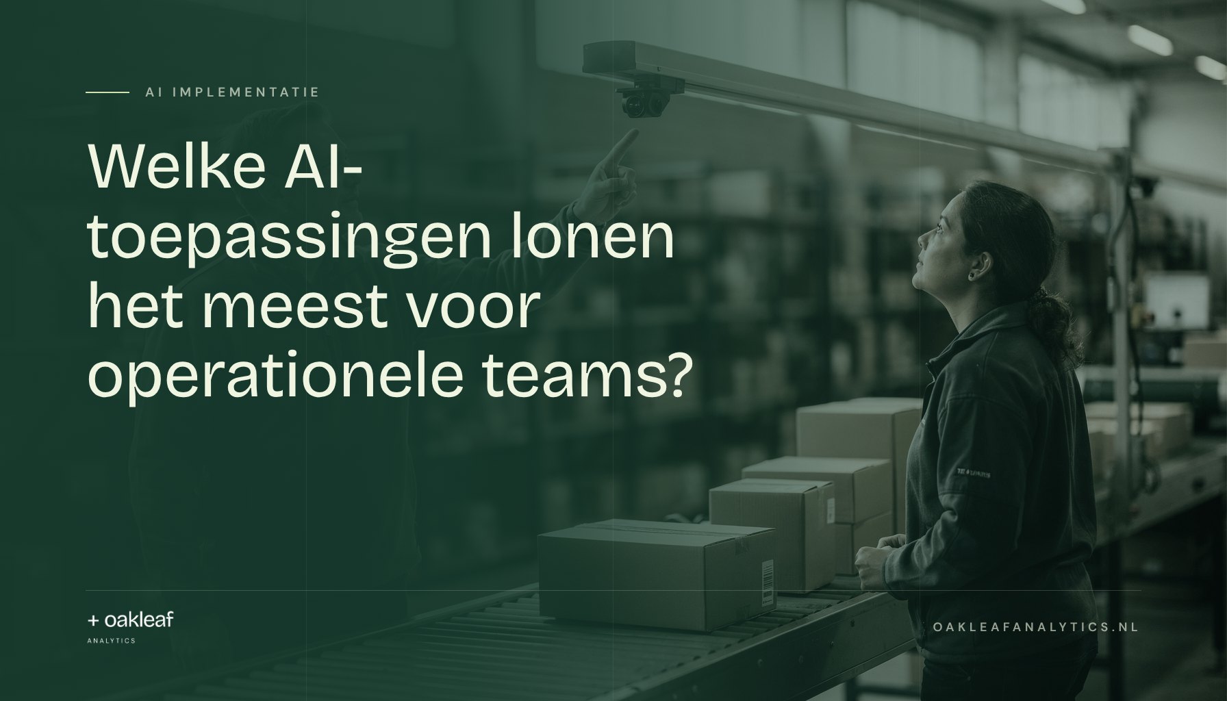 Welke AI-toepassingen lonen het meest voor operationele teams?; Teamleider wijst een medewerker in een fulfilmentcentrum op