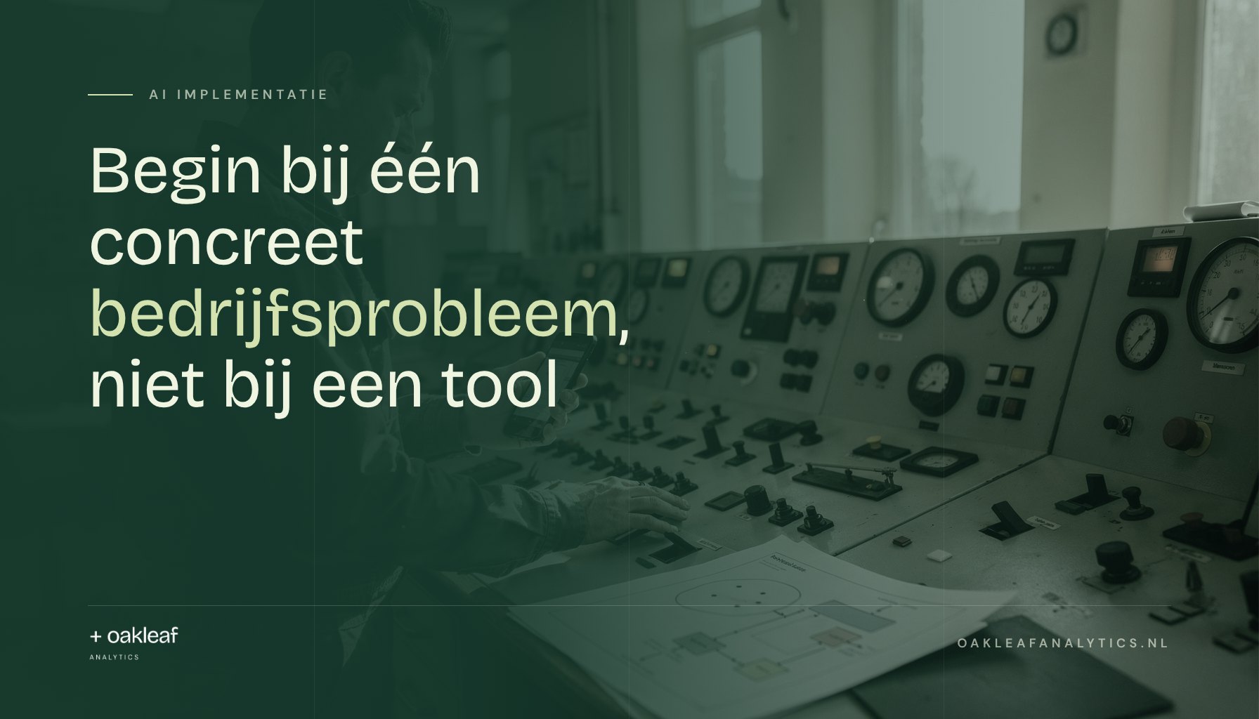 Begin bij één concreet bedrijfsprobleem, niet bij een tool; Een operator in een energiecentrale fotografeert een stappenplan