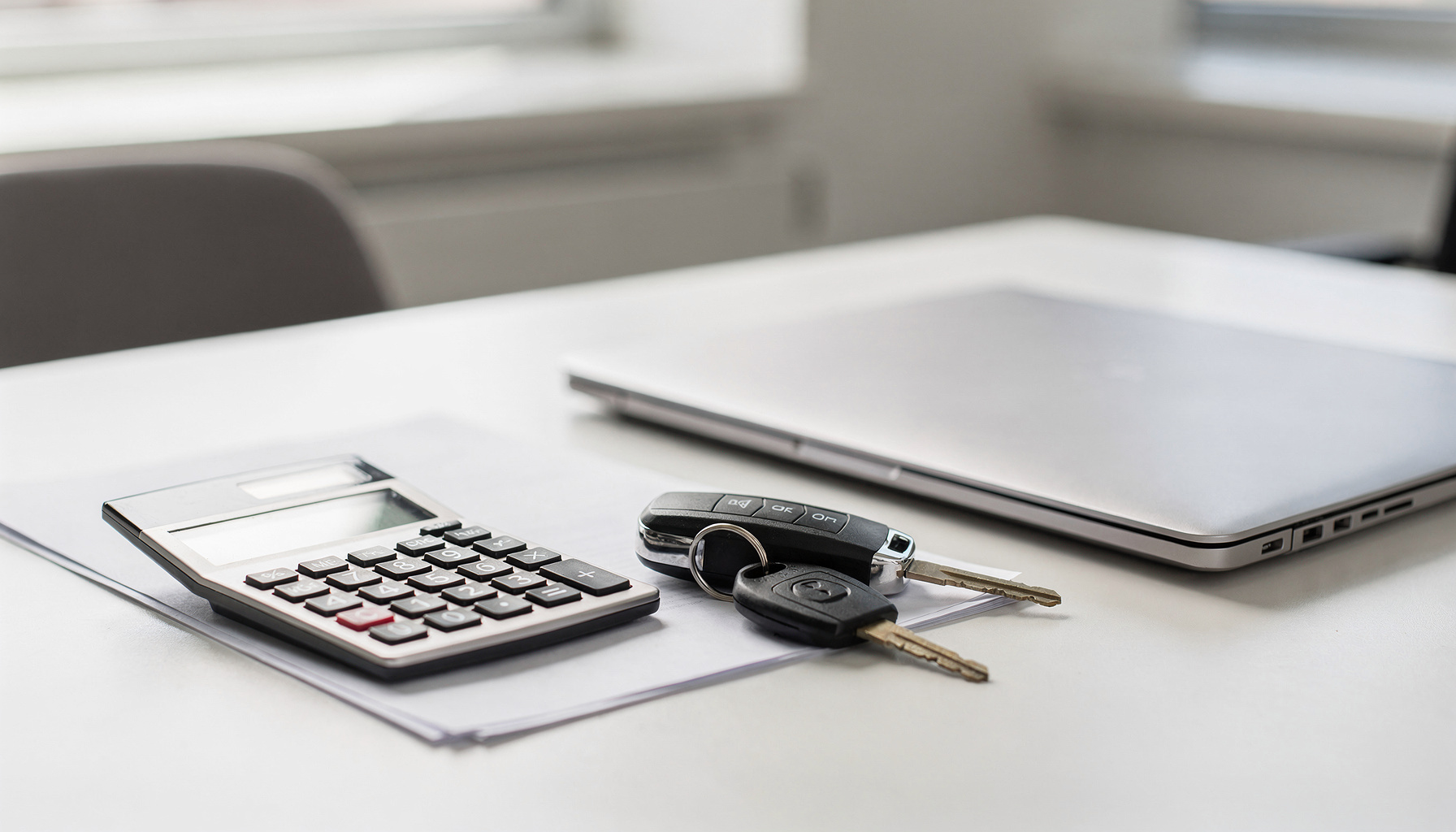 Auto leasen of kopen berekenen met calculator en financiële documenten voor vergelijking