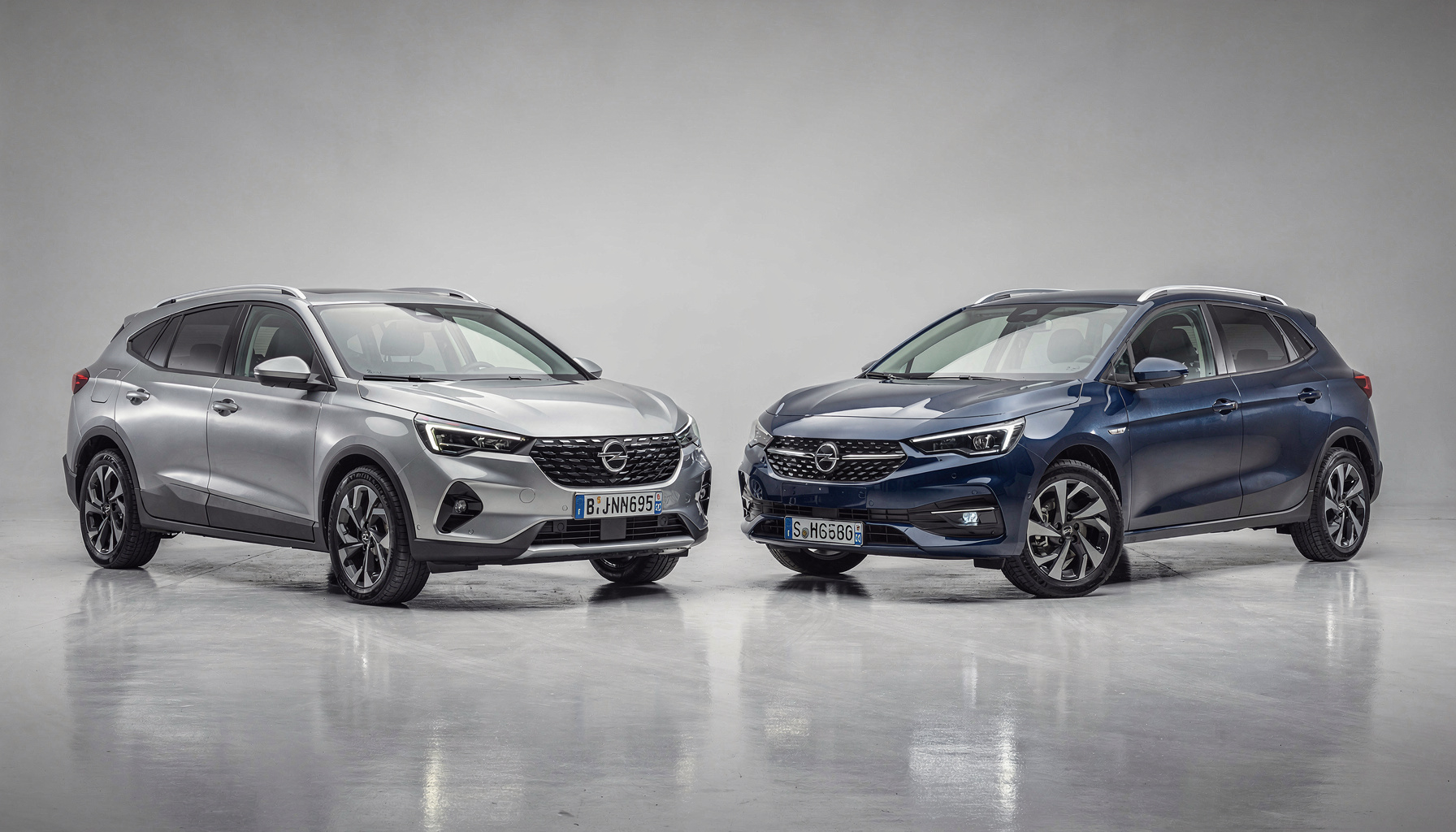 Private lease versus kopen vergelijking met twee auto's naast elkaar