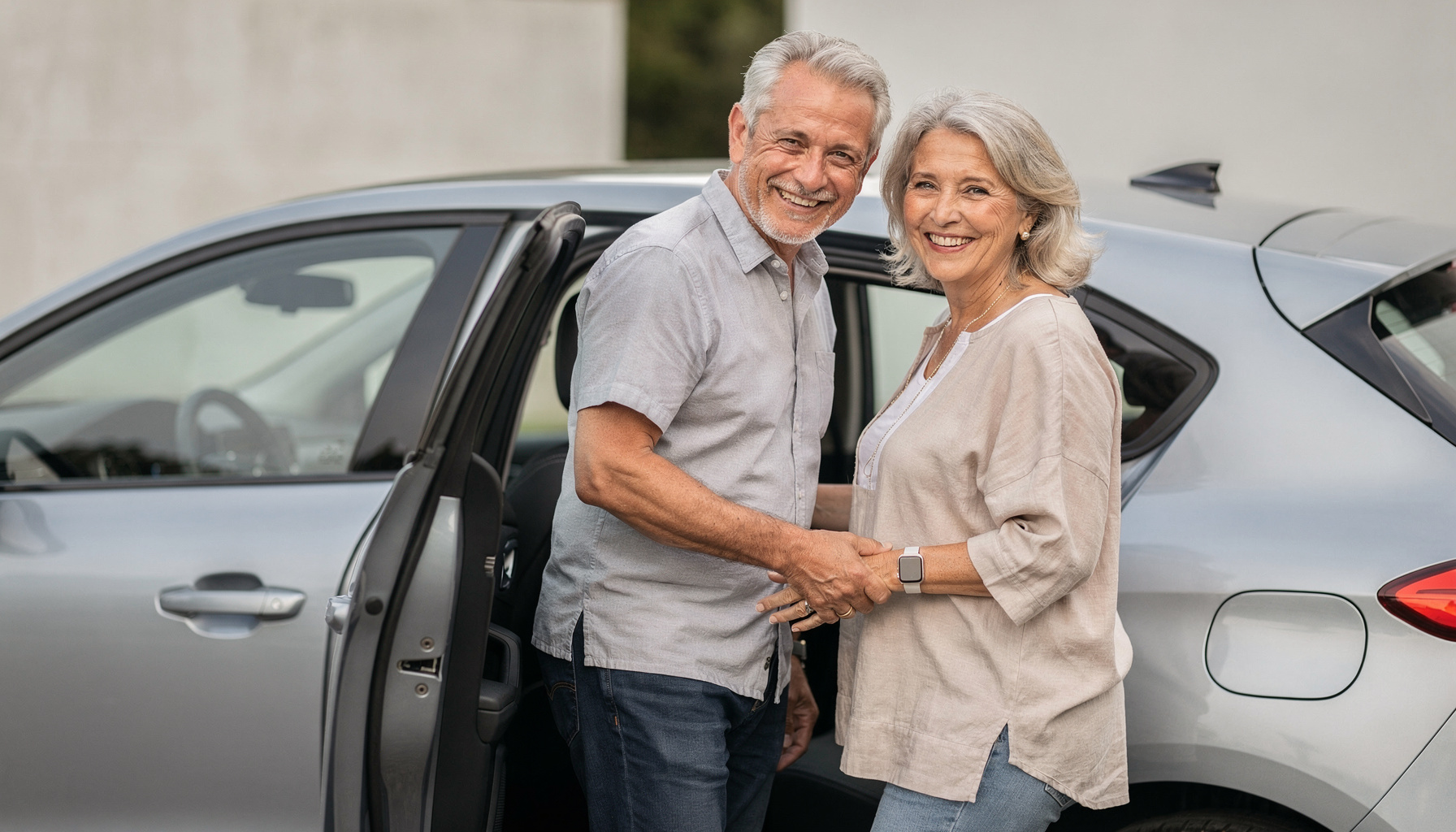 Private lease 60 plus - senior echtpaar bij moderne auto