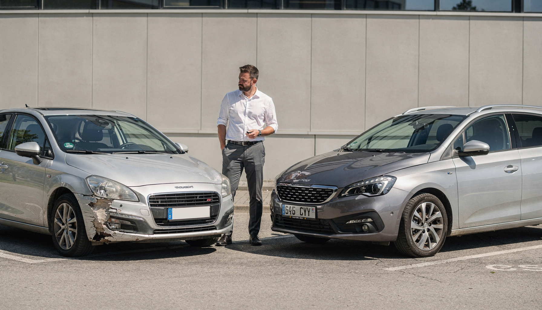 Vergelijking tweedehands auto kopen of leasen — twee auto's naast elkaar op een parkeerplaats