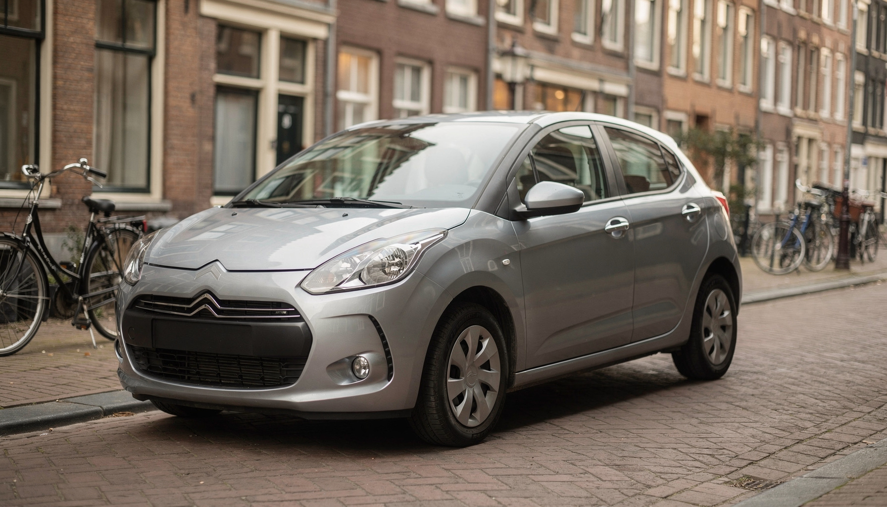 Compacte auto private lease in een stedelijke omgeving met kleine moderne auto