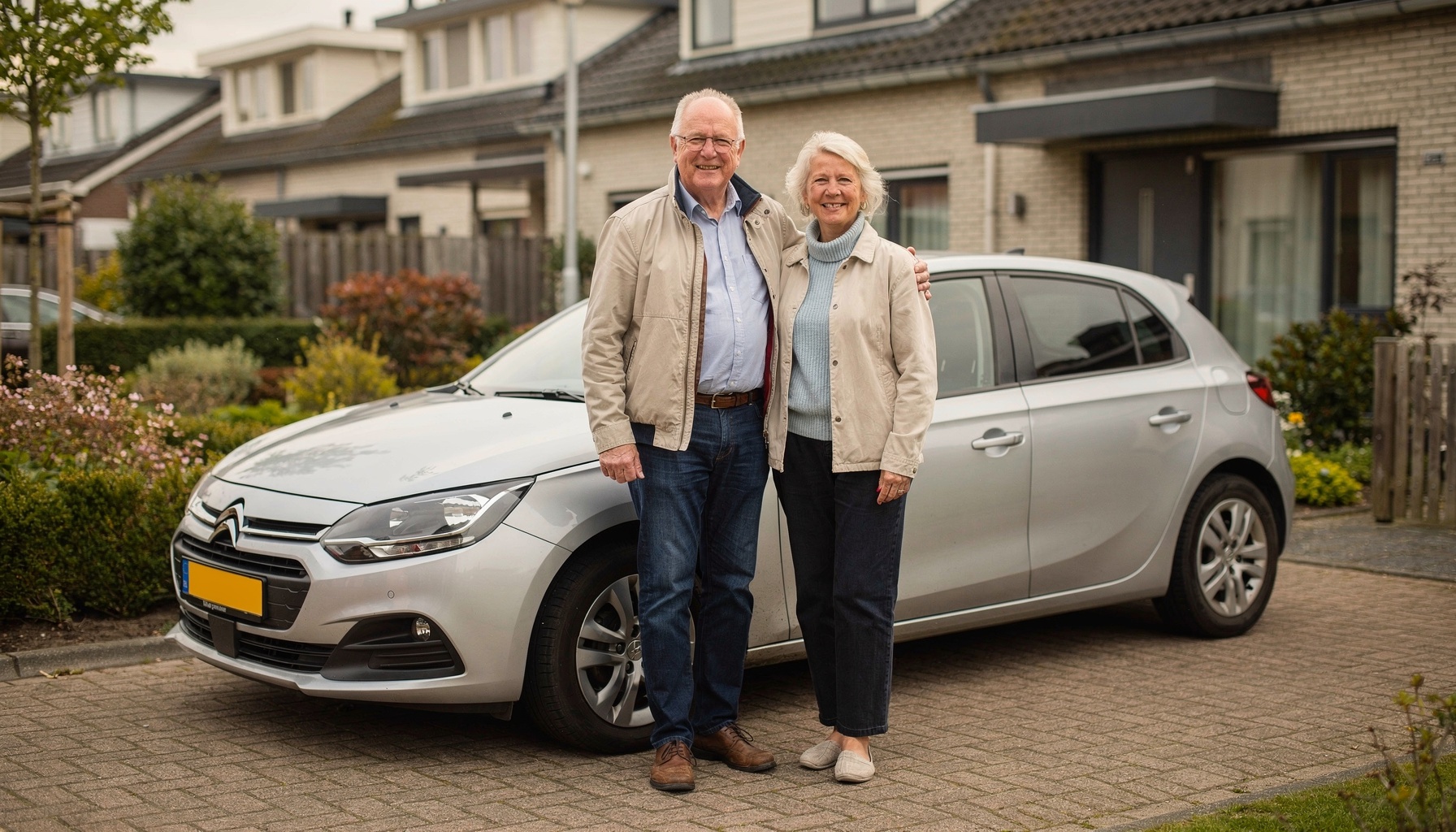 Private lease gepensioneerden voordelen uitgelegd bij auto op oprit