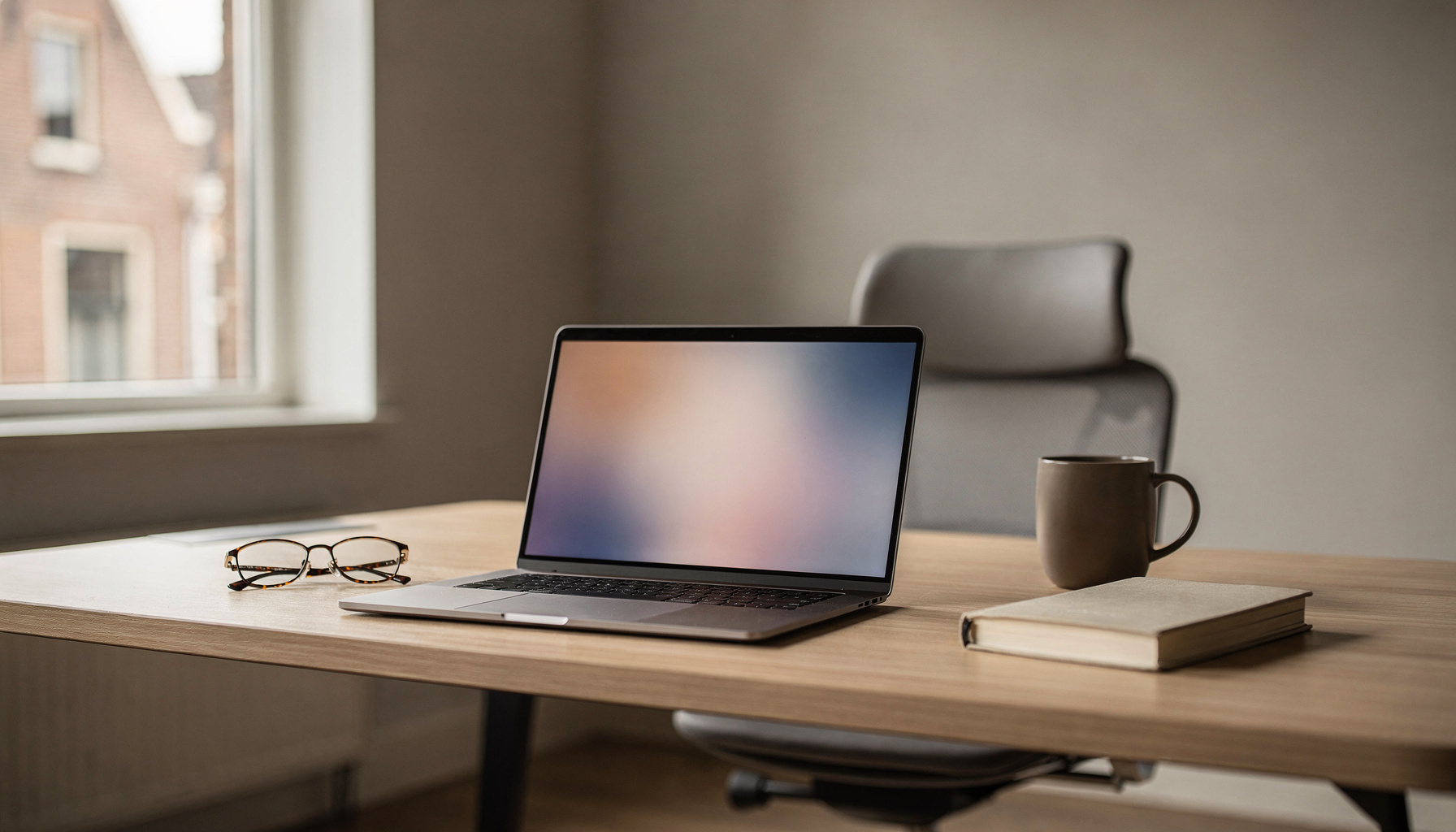 Senior volgt een AI cursus op laptop, gefocust en zelfverzekerd aan een bureau