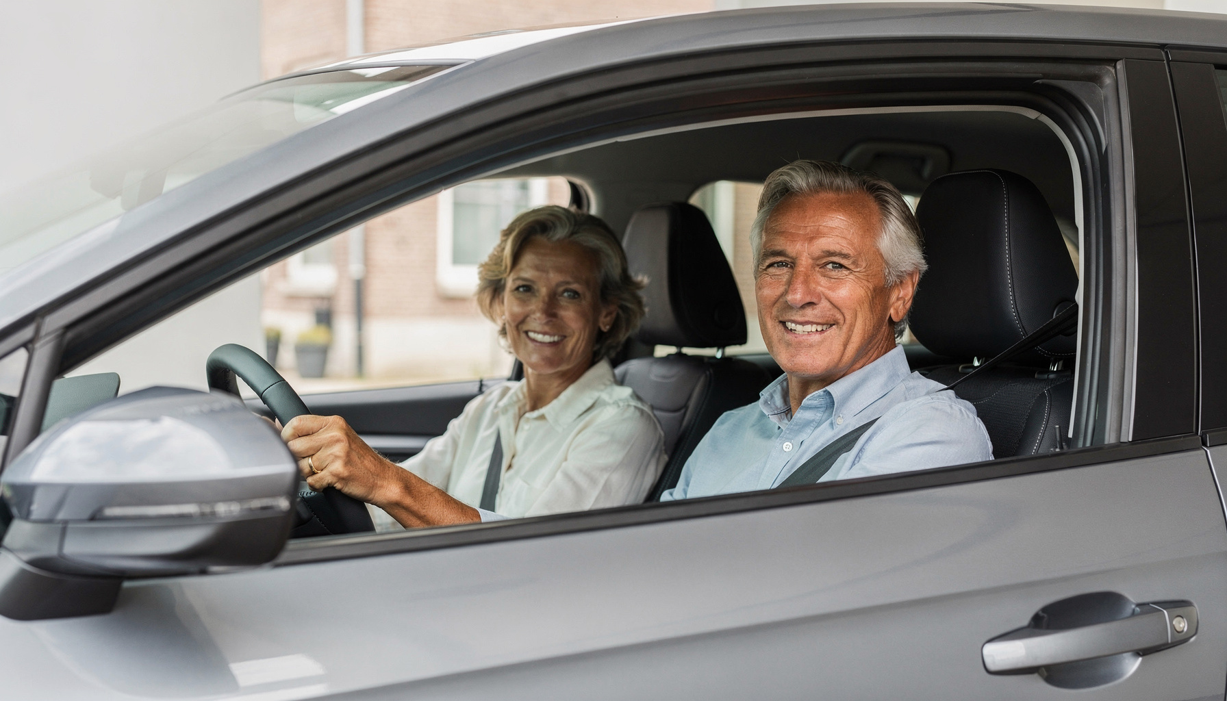 Senior koppel zorgeloos in een lease-auto, private lease senioren fouten voorkomen