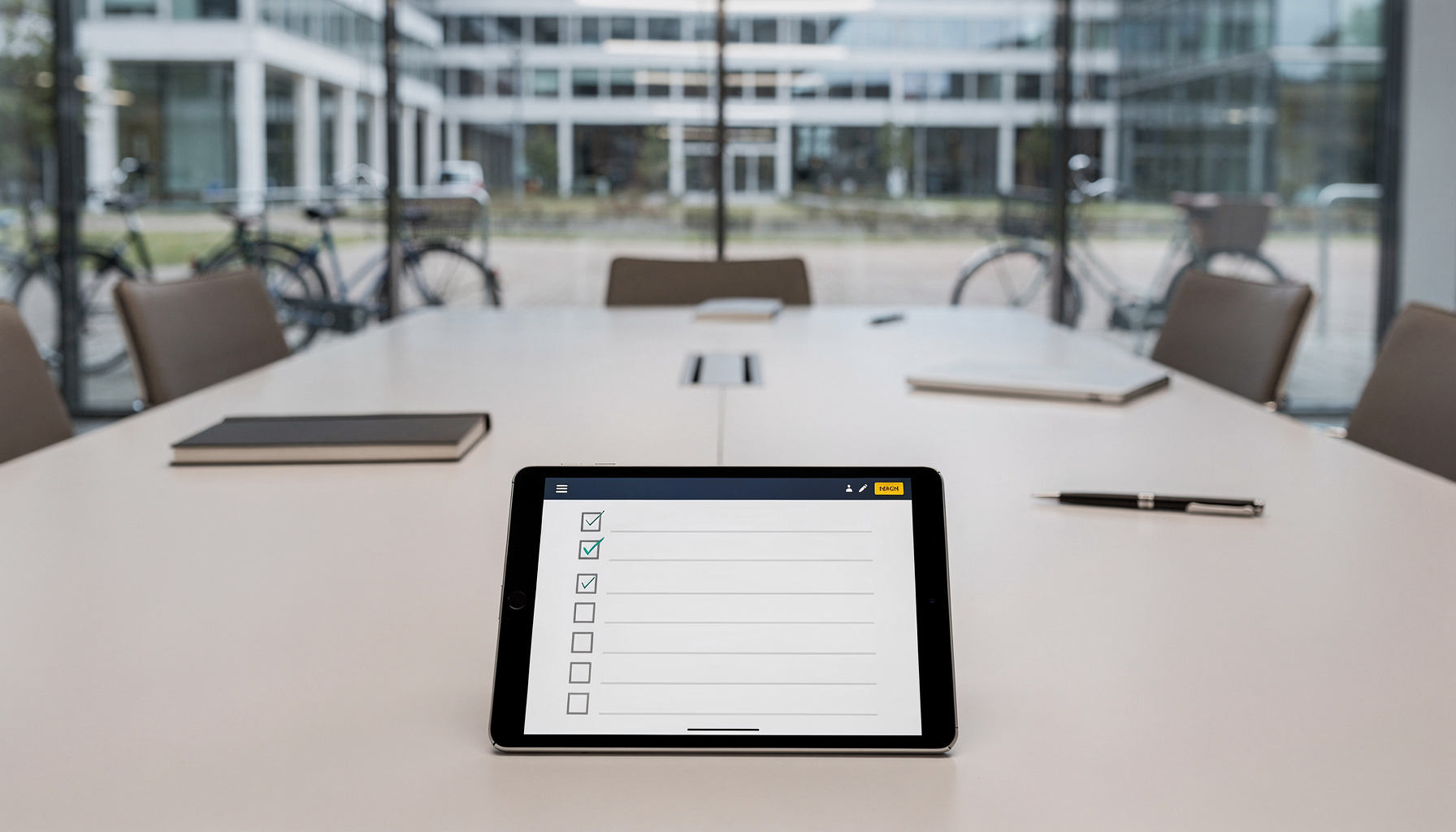 Manager gebruikt checklist voor het kiezen van de juiste AI training voor zijn organisatie