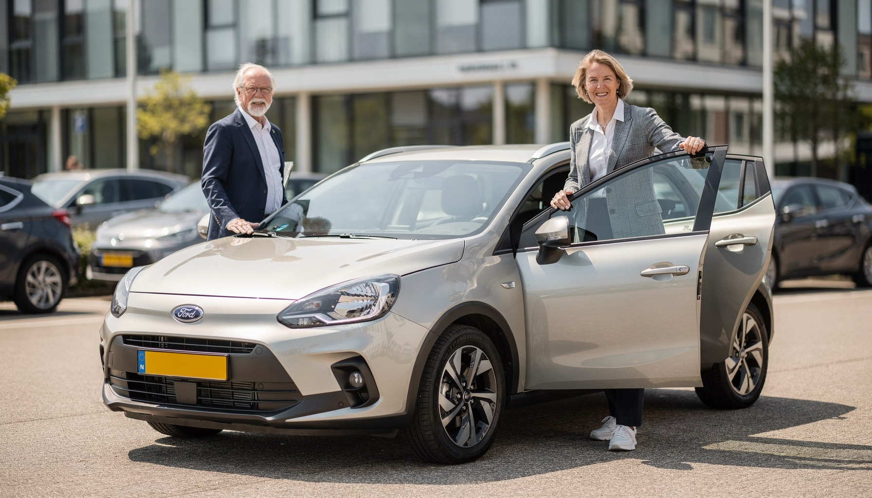 Senior stapt comfortabel in, symbool voor beste private lease auto senioren