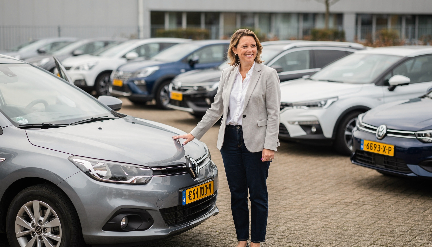Particulier weegt occasion leasen of kopen af bij een auto op het terrein
