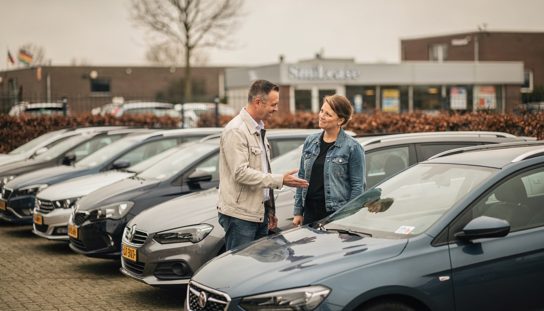 Klant en adviseur bespreken private lease zonder BKR registratie bij een occasion op het terrein