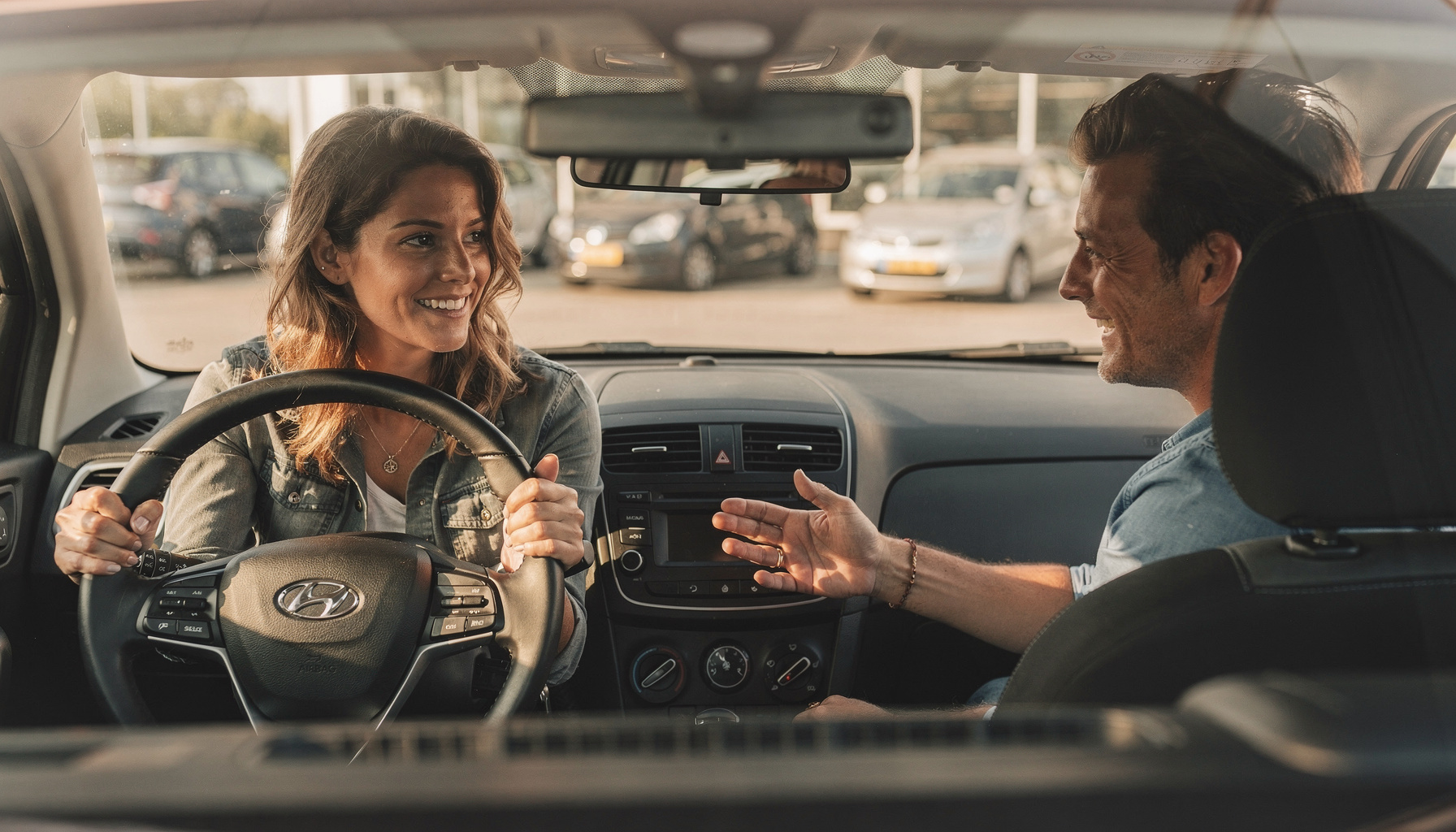 Een koppel zit tijdens een proefrit in een auto en bespreekt de eerste indruk voordat ze deze leasen.